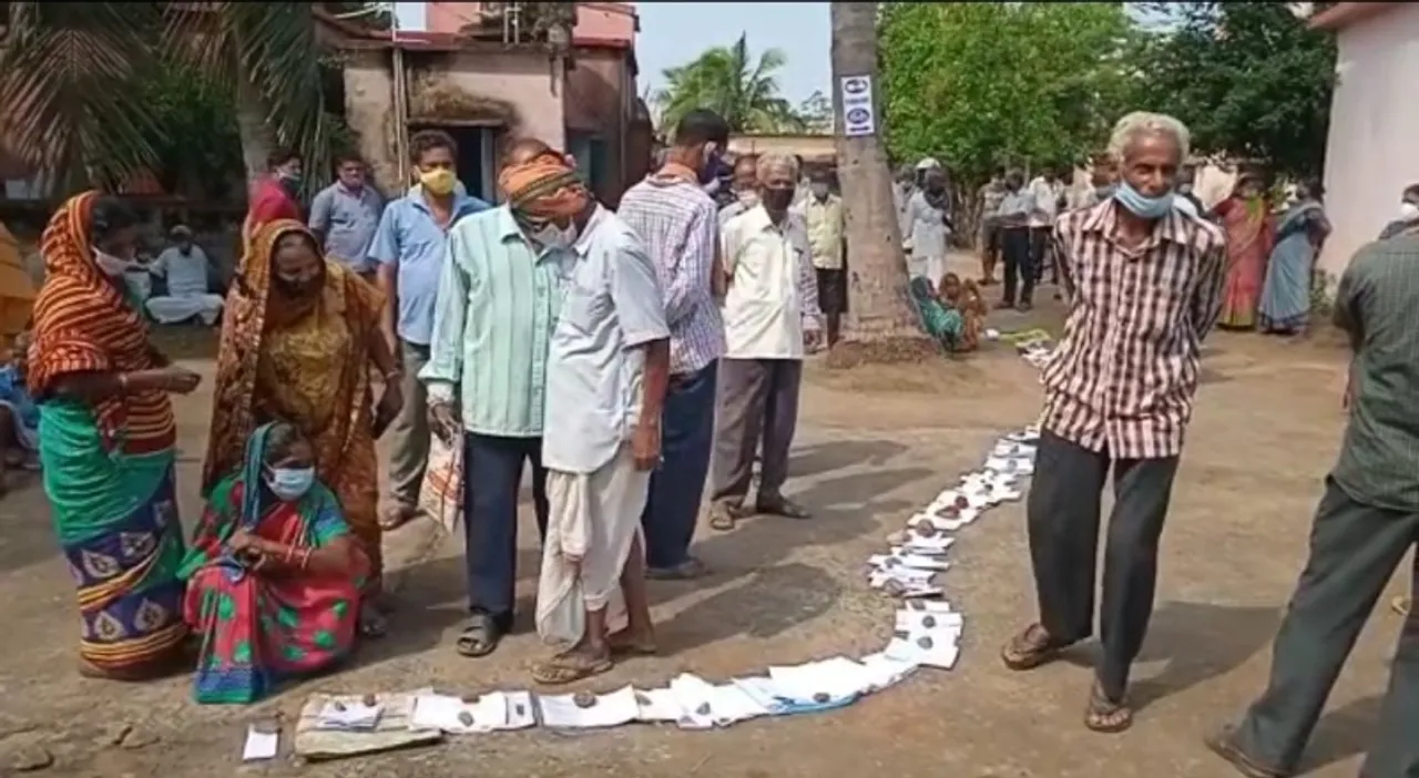  ଧାଡ଼ିରେ ରହିଲା ଆଧାର କାର୍ଡ: ଦେଢ଼ଶହ ଟିକାକୁ, ସାତଶହ ଲୋକ