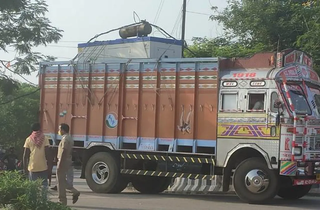 ବରଗଡ଼: ଟିକସ୍‌ ଫାଙ୍କିବା ପାଇଁ ବାଇପାସ୍‌ ଦେଇ ପଳାଇବାକୁ ଉଦ୍ୟମ କରୁଥିବା ବେଳେ ଦୁର୍ଘଟଣାଗ୍ରସ୍ତ ହେଲା ଟ୍ରକ୍‌ 
