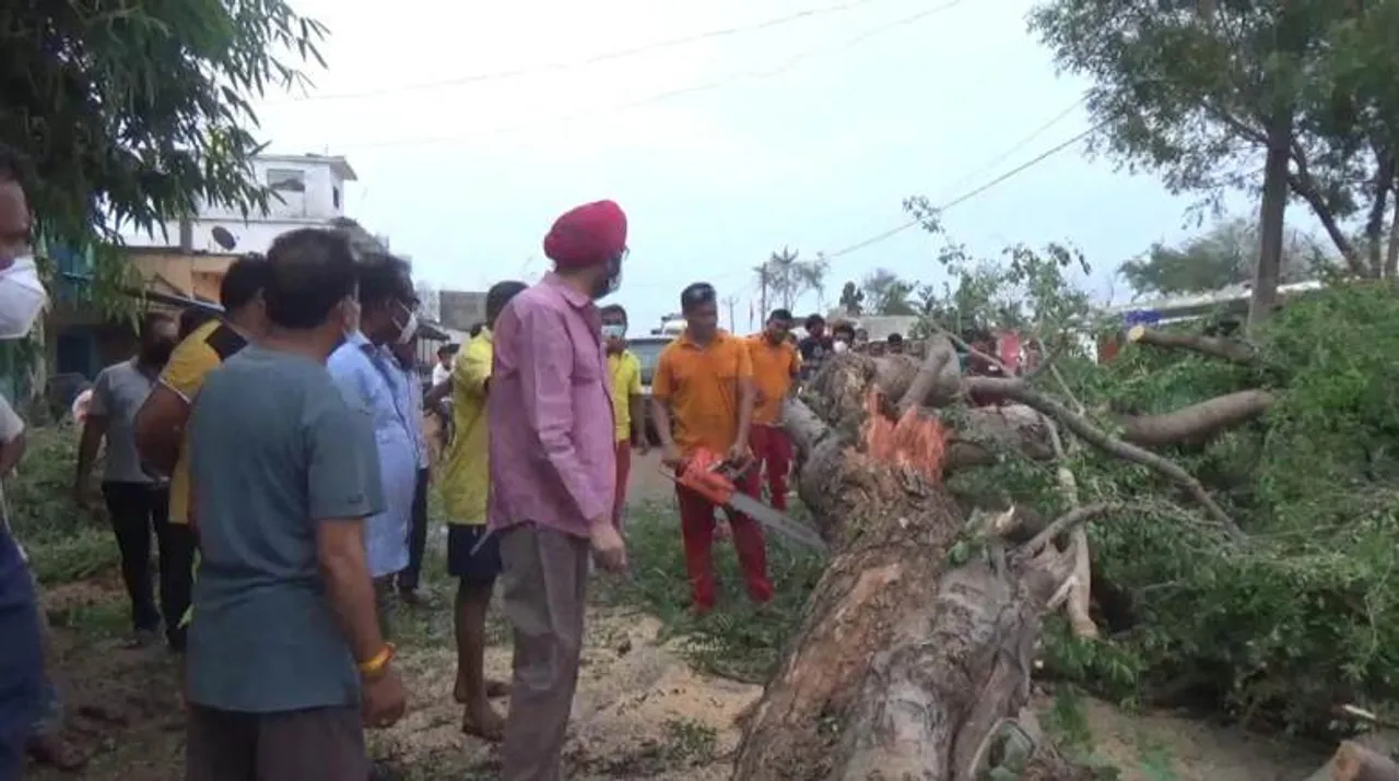  ବଙ୍ଗୋମୁଣ୍ତା ଓ ମୁରିବାହାଲରେ କାଳବୈଶାଖୀର ତାଣ୍ତବ: ଗଛ ପଡ଼ି ୬ଘଣ୍ଟା ମୁଖ୍ୟରାସ୍ତା ଅବରୋଧ, ୧୩ ବିଦ୍ୟୁତ ଖୁଣ୍ଟ ଉପୁଡ଼ିଲା