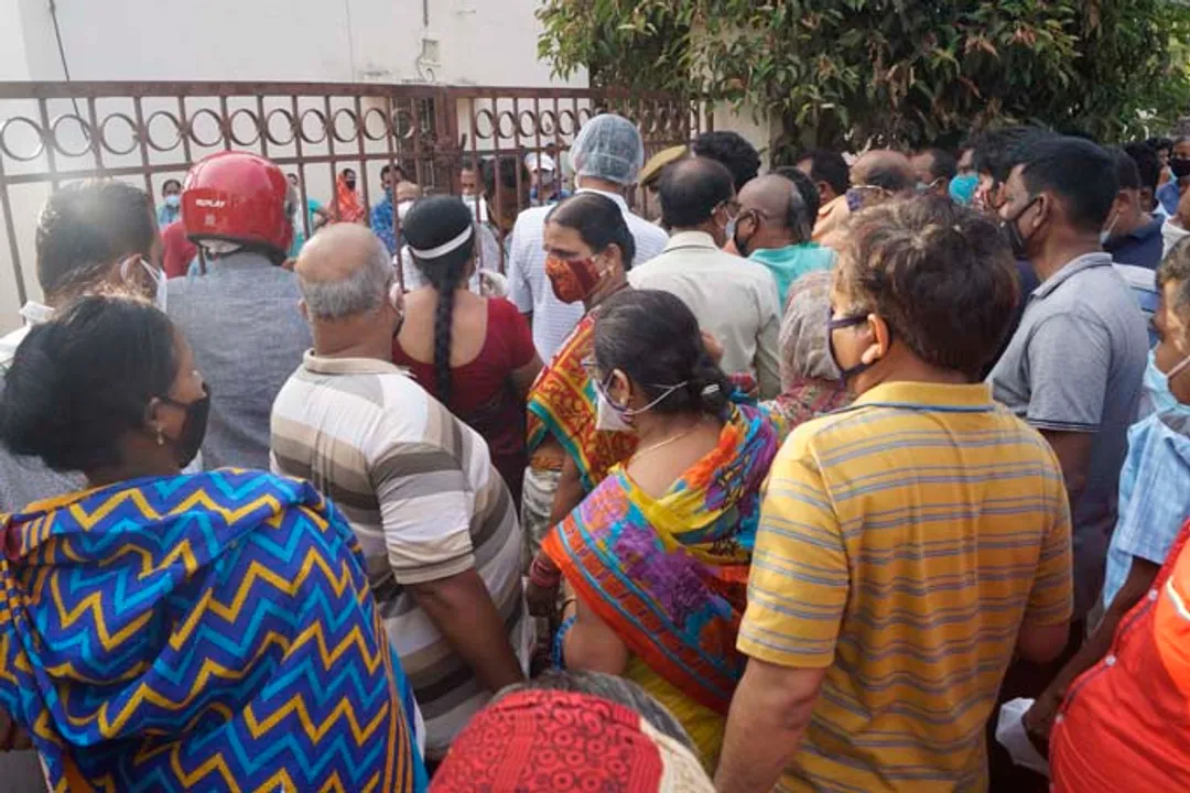  ଟିକାକରଣ କେନ୍ଦ୍ରରେ ଅବ୍ୟବସ୍ଥା ନେଇ ବରିଷ୍ଠ ନାଗରିକ-ପୁଲିସ ମୁହାଁମୁହିଁ