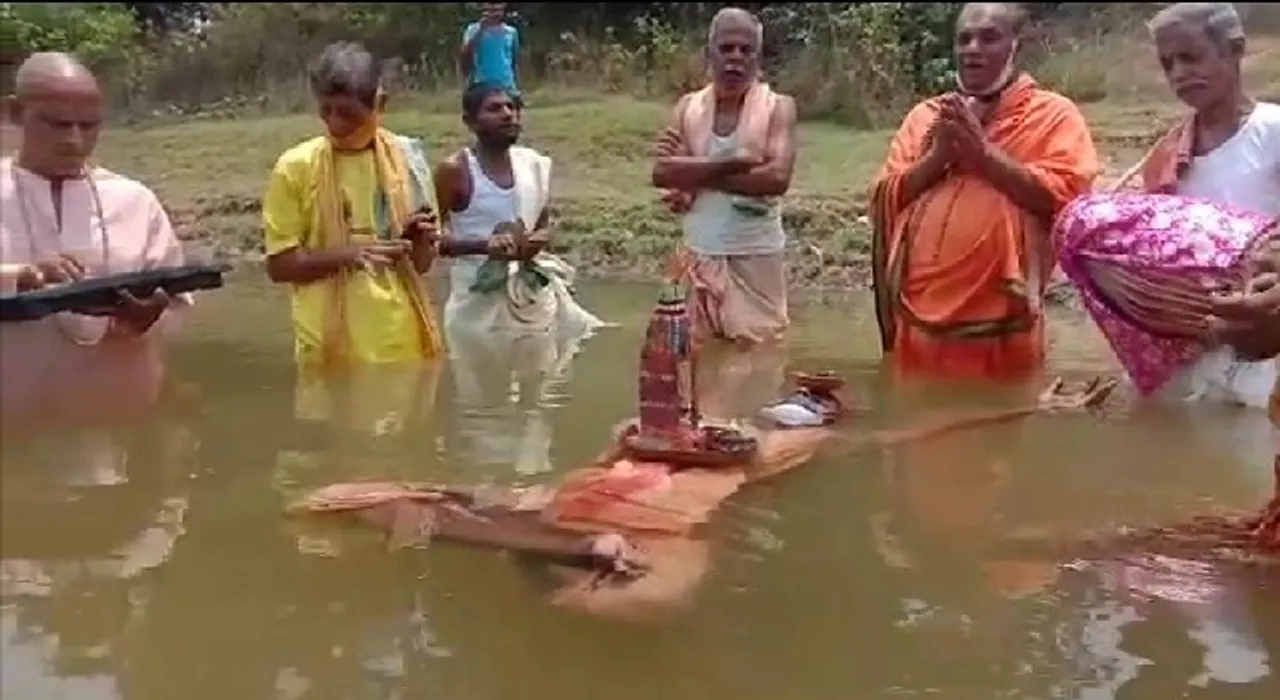  ନଦୀ ପାଣିରେ ଭାସି ଜଗନ୍ନାଥଙ୍କୁ ପ୍ରାର୍ଥନା, କରୋନାରୁ ରକ୍ଷା ପାଇଁ ଯୁବକଙ୍କ ଜଳଯୋଗ