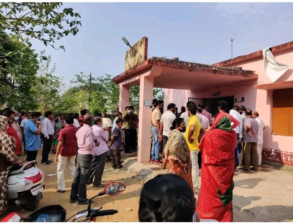  ଟିକା କେନ୍ଦ୍ରରେ ଭିଡ଼; ଅନଲାଇନ୍ ପଂଜୀକରଣ କରିଥିବା ଏକାଧିକ ବରିଷ୍ଠ ନାଗରିକ ଟିକା ନନେଇ ଫେରିଲେ