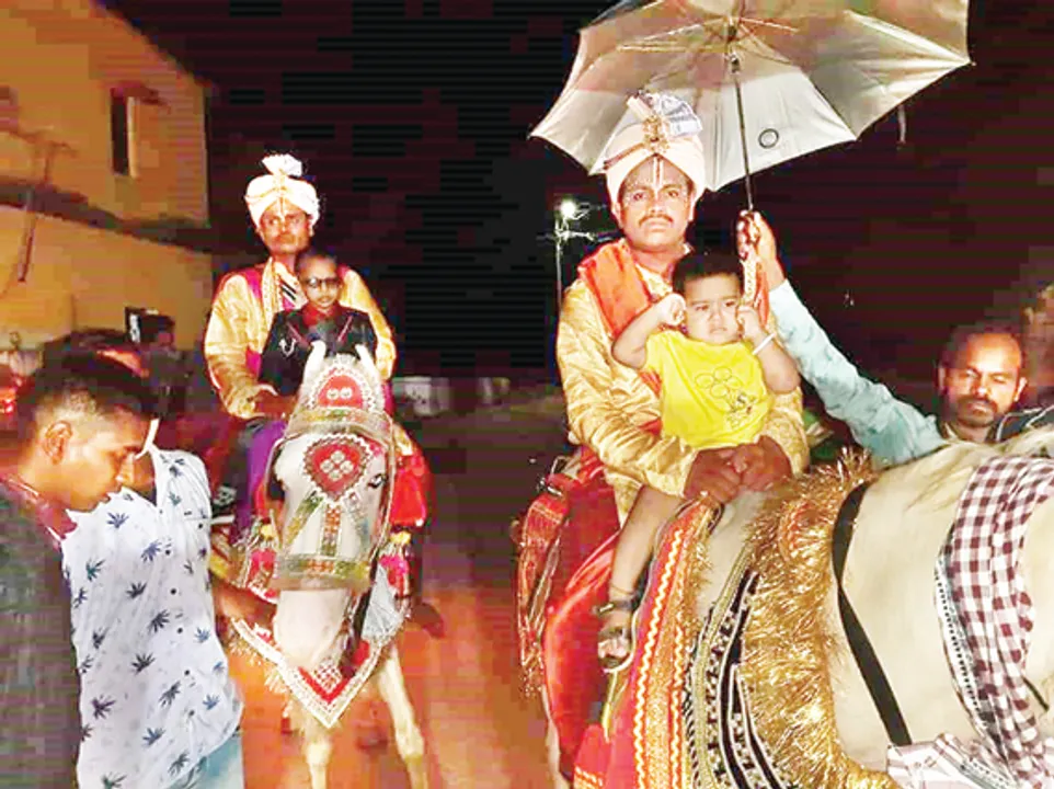  ଘୋଡ଼ାରେ ବରବେଶରେ ଦୁଇ ଭାଇ, ବାପା ଓ ଦୁଇ ଭାଇ ଅଟକ