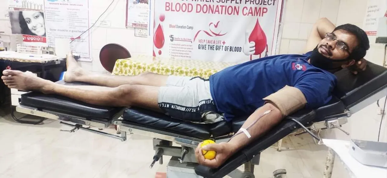  ରକ୍ତଭଣ୍ଡାରରେ ରକ୍ତ ଅଭାବ, ପୂରଣ କରିବାକୁ ଆଗେଇ ଆସିଲେ ଦୁଇ ଯୁବକ