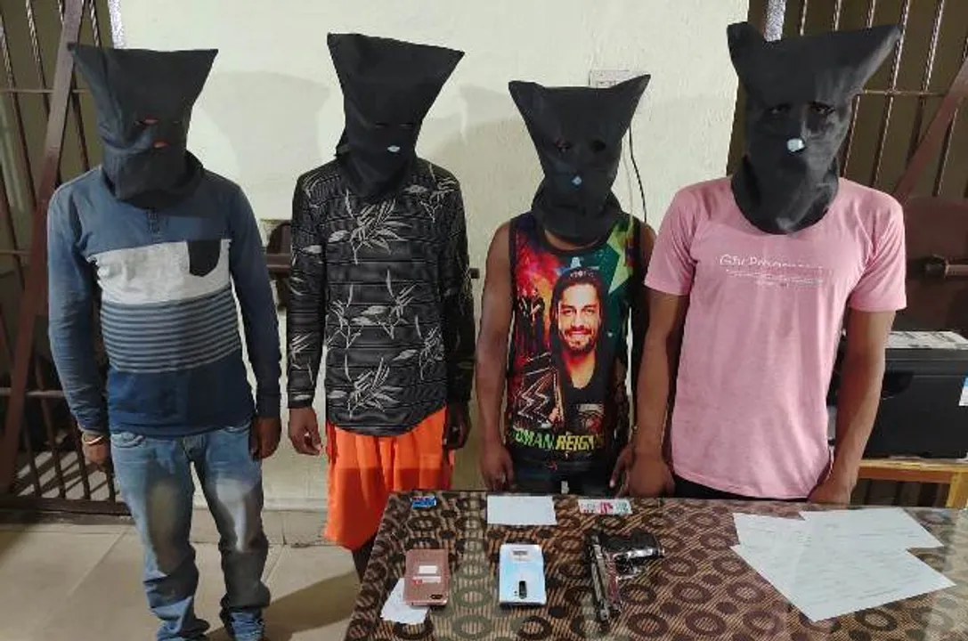  ଖେଳନା ପିସ୍ତଲ ଦେଖାଇ ଡକାୟତି: ୪ ଗିରଫ, ମୋବାଇଲ ଓ ବାଇକ ଜବତ