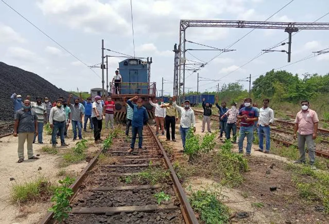  ନୀଳାଚଳ କର୍ତ୍ତୃପକ୍ଷ-କର୍ମଚାରୀ ମୁହାଁମୁହିଁ: ୧୭ଦିନ ବନ୍ଧାପଡ଼ିଥିବା କୋକ୍ ଟ୍ରେନକୁ ମୁକୁଳାଇଲା ପୁଲିସ୍