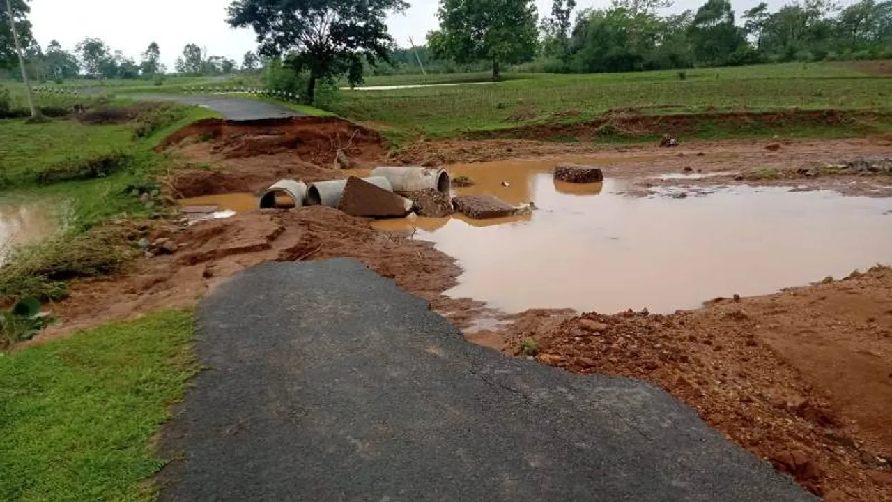  ନଦୀରେ ପାଣି ବଢ଼ି ରାସ୍ତା ଘାଟ ଯୋଗାଯୋଗ ବିଚ୍ଛିନ୍ନ, ଶିମିଳିପାଳ ଭିତରେ ଧୋଇ ଯାଇଛି ଅନେକ ରାସ୍ତା