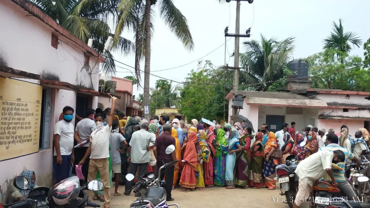  ଟିକା ପାଇଁ ଲମ୍ବା ଧାଡ଼ି