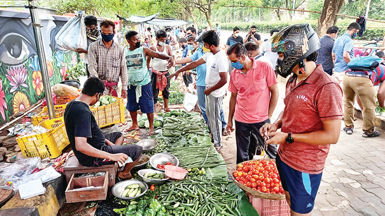  ବାତ୍ୟା ପାଇଁ ଛାନିଆ କିଣା: ପରିବା ବଜାରରେ ନିଆଁ