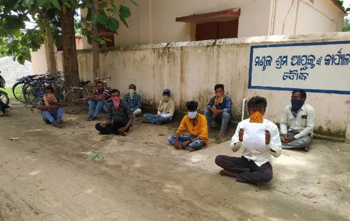  ଠକିଦେଲା ଠିକାଦାର, ଶ୍ରମ ଅଫିସ ଘେରିଲେ ଶ୍ରମିକ