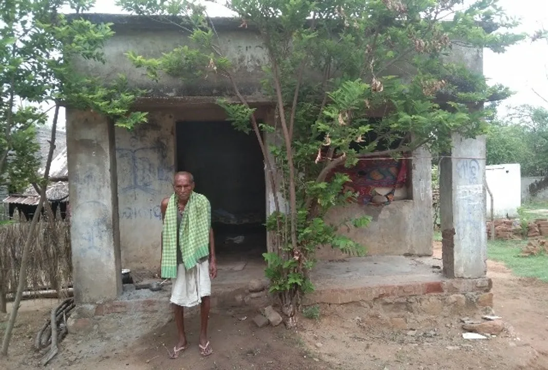  ଯାତ୍ରୀ ବିଶ୍ରାମାଗାରରେ ବିତୁଛି ଅସହାୟ ବୃଦ୍ଧଙ୍କ ଜୀବନ