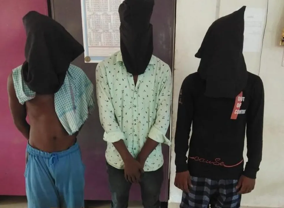  ଥାନା ସମ୍ମୁଖ ଦୋକାନ ସଟର ତାଡ଼ି ଚୋରି, ୩ ଗିରଫ