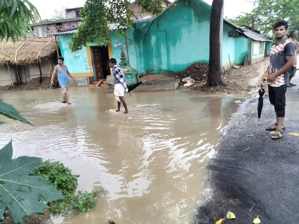 ପାଣି ଘେରରେ ନକୁଆନାଳି ଗ୍ରାମବାସୀ