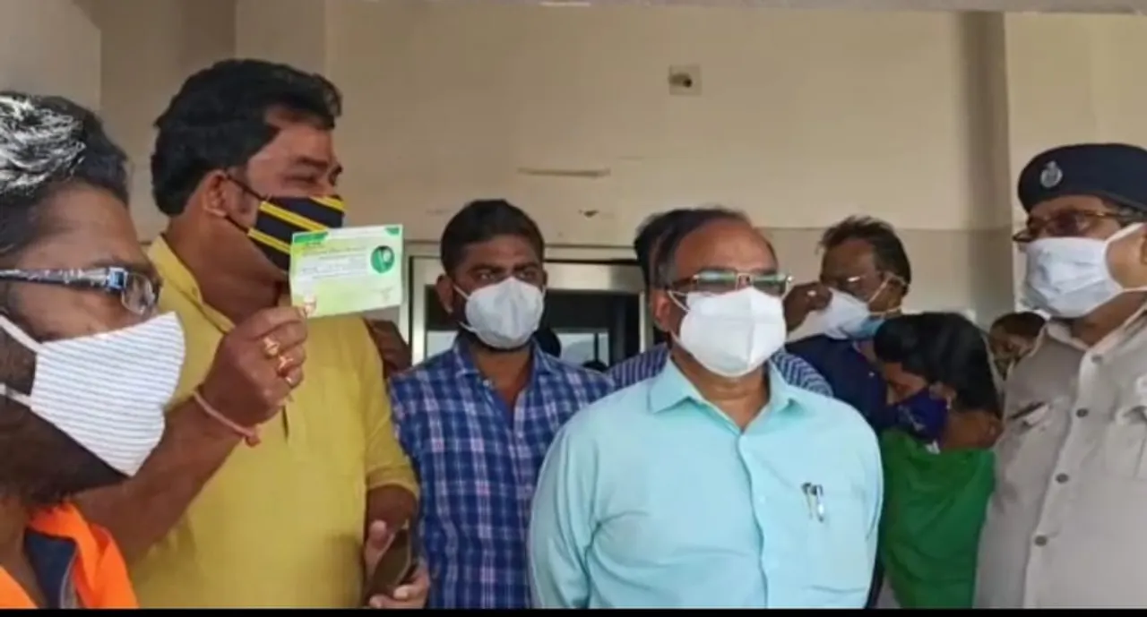  ୧୮ରୁ ୪୪ବର୍ଷ ବର୍ଗ ଟିକାକରଣରେ ମୁଖ୍ୟମନ୍ତ୍ରୀଙ୍କ ଫଟୋଚିତ୍ର କାର୍ଡ଼କୁ ନେଇ ବିଜେପିର ବିରୋଧ, ସିଡିଏମଓଙ୍କୁ ଘେରିଲେ କର୍ମୀ