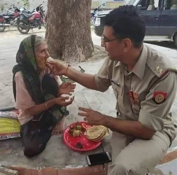  ଭୋକିଲା ବୃଦ୍ଧାଙ୍କୁ ନିଜ ହାତରେ ଖୁଆଇ ଦେଲେ ପୁଲିସ କର୍ମଚାରୀ
