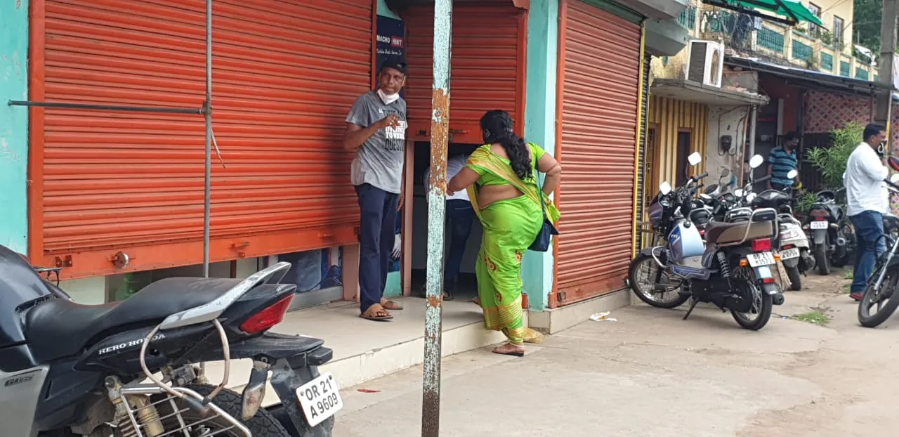  ସାବିତ୍ରୀ-ରଜ ପାଇଁ କରୋନା କଟକଣାକୁ ଫାଙ୍କିଦେଲେ: ଆଖି ବୁଜି ଦେଲା ଜଗତସିଂହପୁର ପୁଲିସ ଓ ପ୍ରଶାସନ