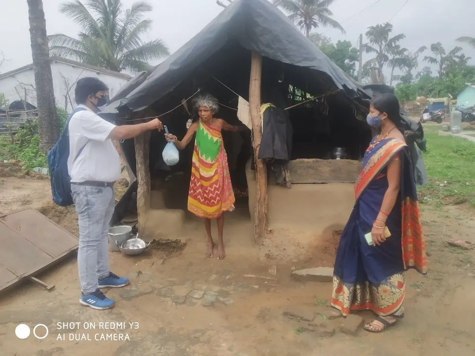 ଗରିବ,ଅସହାୟ ଲୋକଙ୍କୁ ଘର ଘର ବୁଲି ଖାଦ୍ୟ ବଣ୍ଟନ