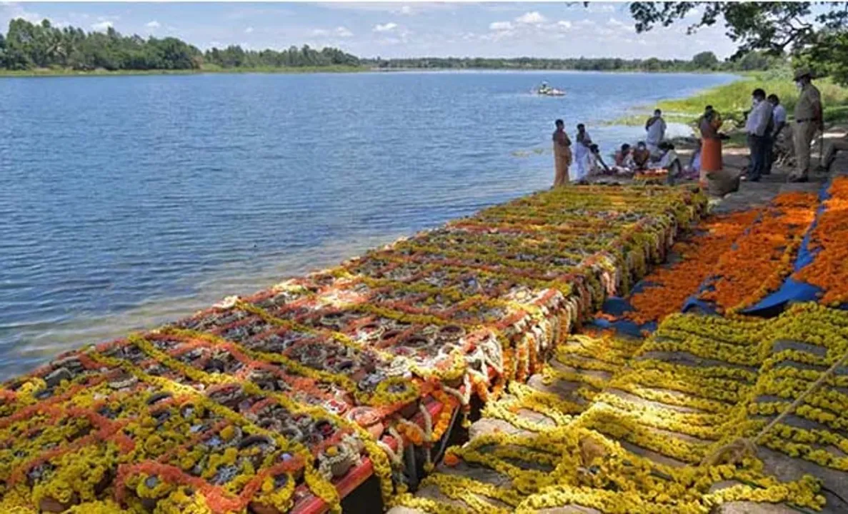  ଦାବିଦାର ନଥିବା ୧,୨୦୦ଟି କୋଭିଡ  ରୋଗୀଙ୍କ ଅସ୍ଥି କଳସକୁ ନଦୀରେ କରାଗଲା ବିସର୍ଜନ