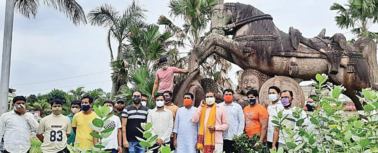  ମାଷ୍ଟରକ୍ୟାଣ୍ଟିନରୁ ମୂର୍ତ୍ତି ସ୍ଥାନାନ୍ତର ବିବାଦ ତେଜିଲା: ଘୋଡ଼ା ହଟିଲେ ଆନ୍ଦୋଳନ