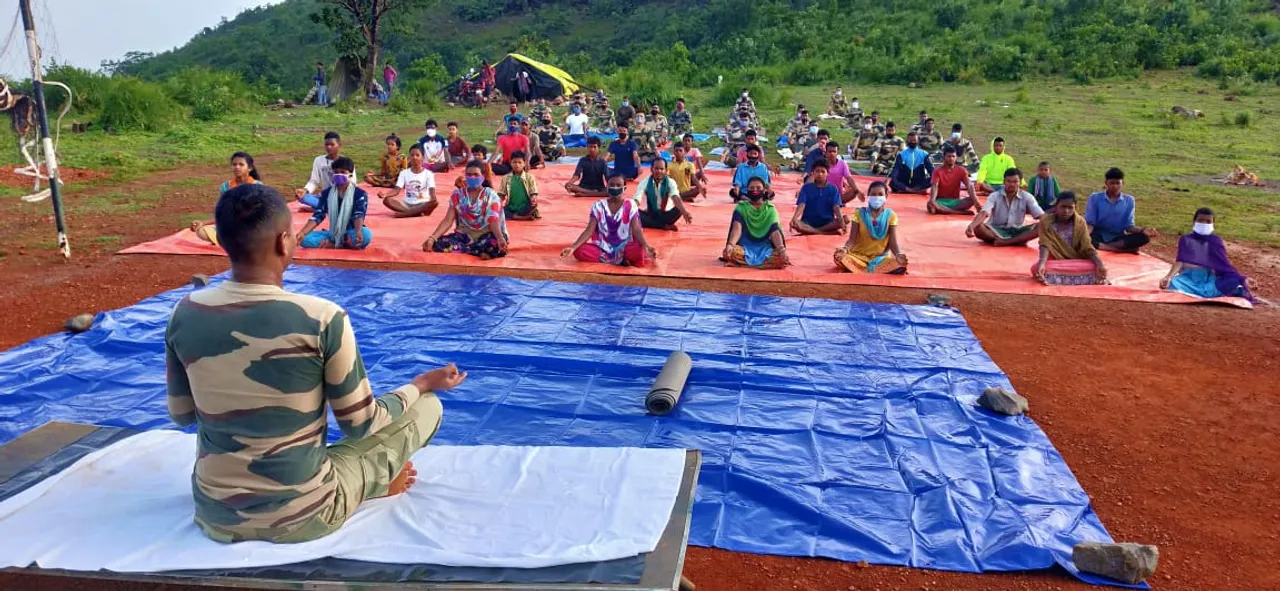  ବଣ୍ଡା ଯୁବକ ଯୁବତୀଙ୍କ ସହ ଯୋଗ ଦିବସ ପାଳିଲେ ବିଏସଏଫ ଯବାନ