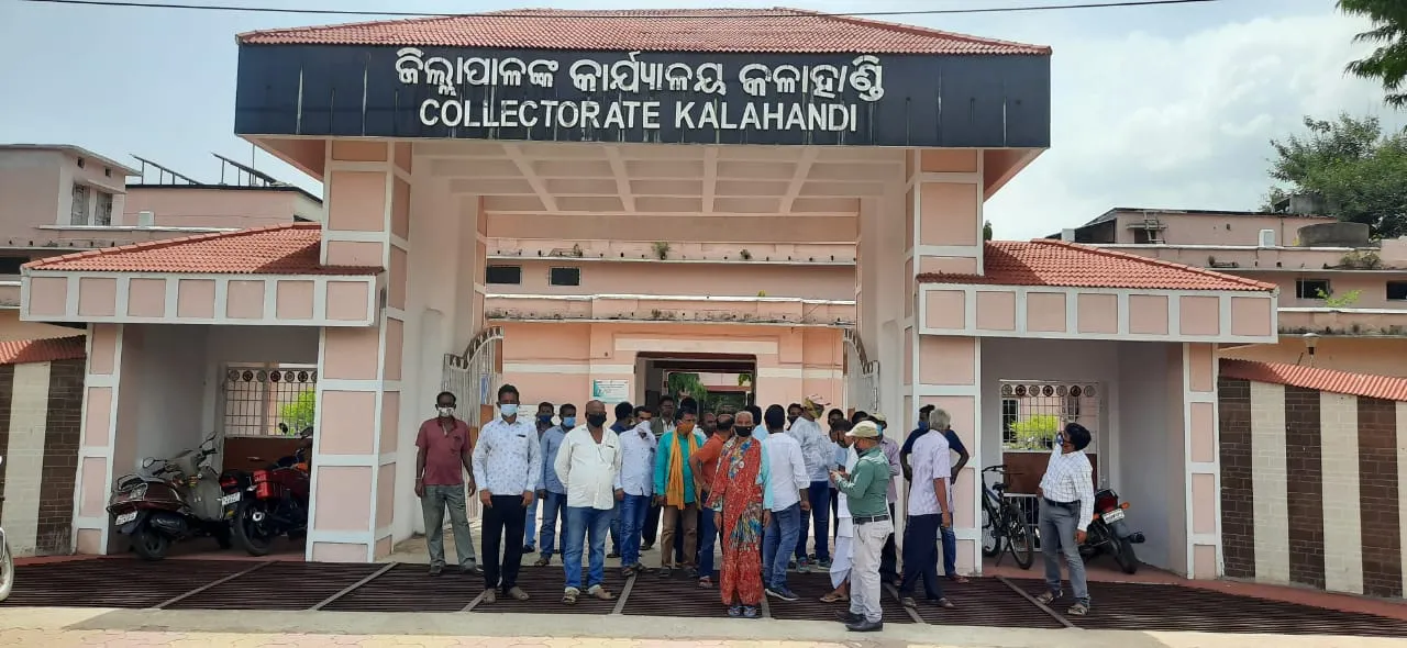  ଫସଲ ବୀମା ସହାୟତାରୁ ବଞ୍ଚିତ ଚାଷୀ ଜିଲ୍ଲାପାଳଙ୍କୁ ଦେଲେ ଦାବିପତ୍ର