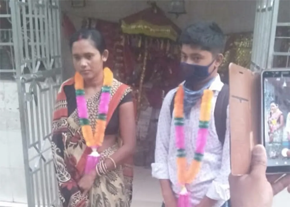  ଯୁବ ପ୍ରେମିକକୁ ବାହାହେଲା ଦୁଇ ଛୁଆର ମା’, ସ୍ୱାମୀ ଓ ପୁଲିସ ଉପସ୍ଥିତିରେ ହେଲା ବାହାଘର