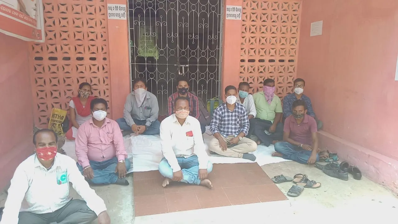 ତୁଷୁରା ତହସିଲଦାରଙ୍କୁ ଆକ୍ରମଣ ଘଟଣା, ଗିରଫ ଦାବିରେ ତୁଷୁରା ତହସିଲ କର୍ମଚାରୀଙ୍କ କାର୍ଯ୍ୟବନ୍ଦ ଆନ୍ଦୋଳନ