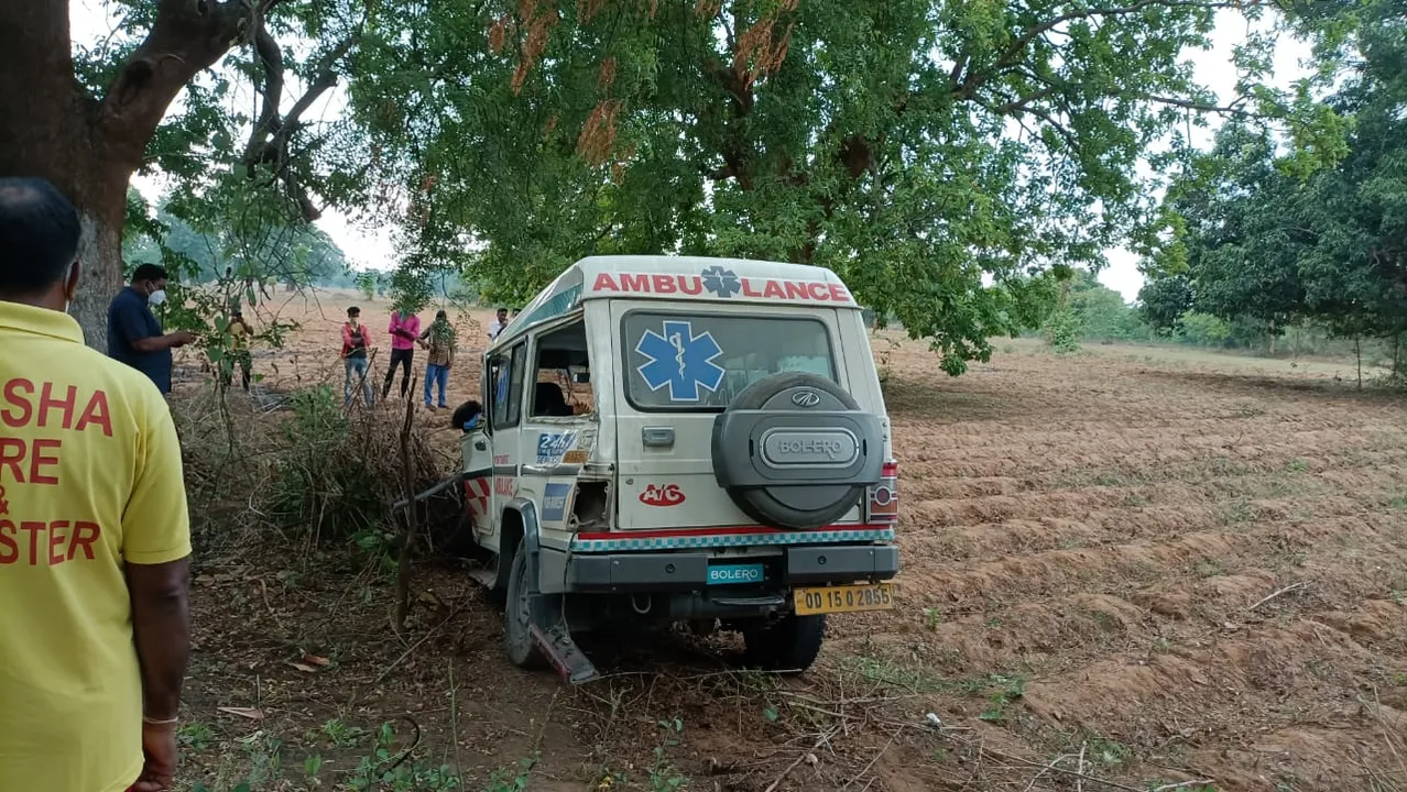  ଗଛରେ ପିଟିହେଲା ଆମ୍ବୁଲାନ୍ସ, ମୃତକଙ୍କ ସହ ସମ୍ପର୍କୀୟଙ୍କ ମୃତ୍ୟୁ