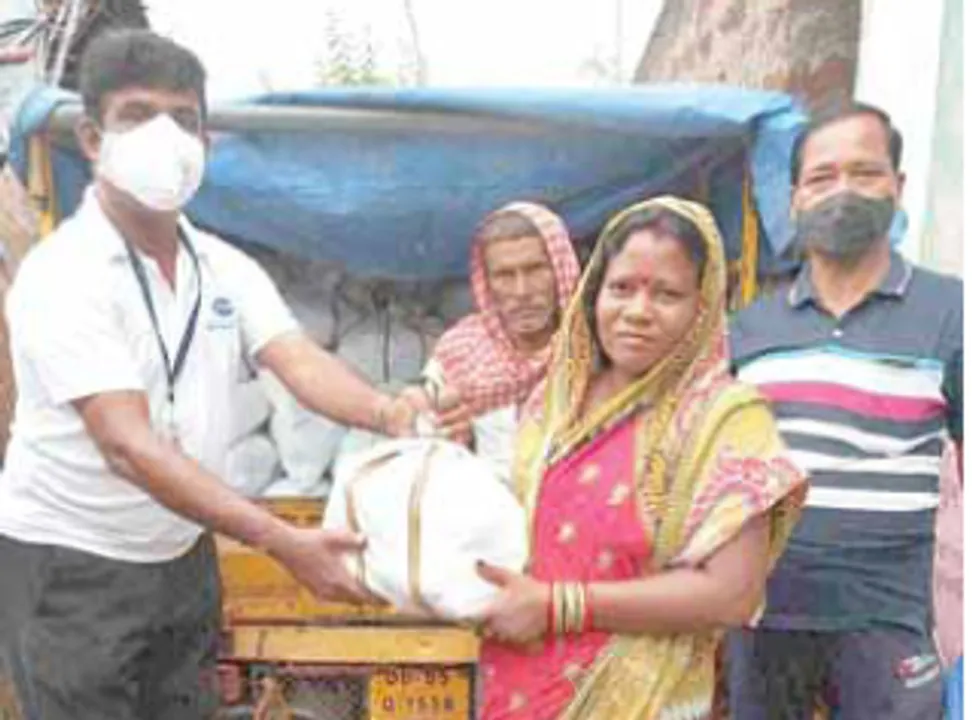  ଅସହାୟ ଲୋକଙ୍କୁ ଏମକେ ପ୍ଲାଷ୍ଟର ସହାୟତା