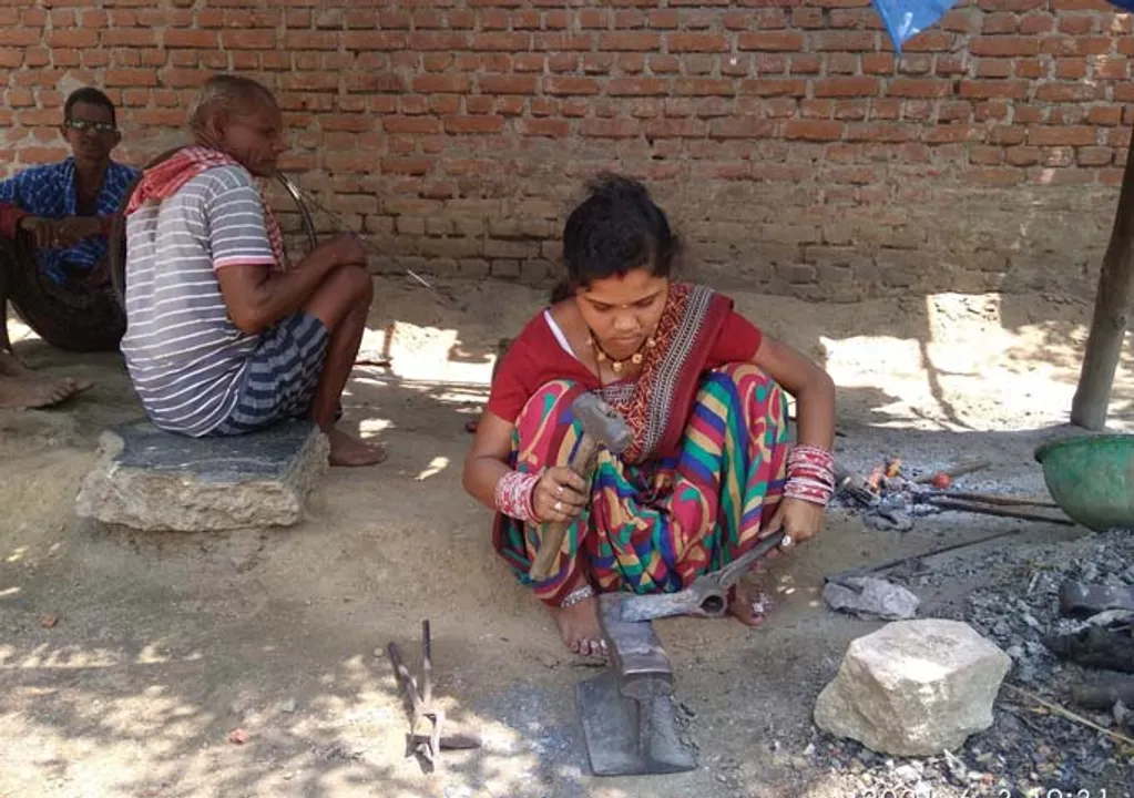  କୌଣସି ପୁଅଠାରୁ କମ୍ ନୁହନ୍ତି କଲ୍ୟାଣୀ: ଲୁହା ପିଟି ପରିବାର ପୋଷଣ କରୁଛନ୍ତି