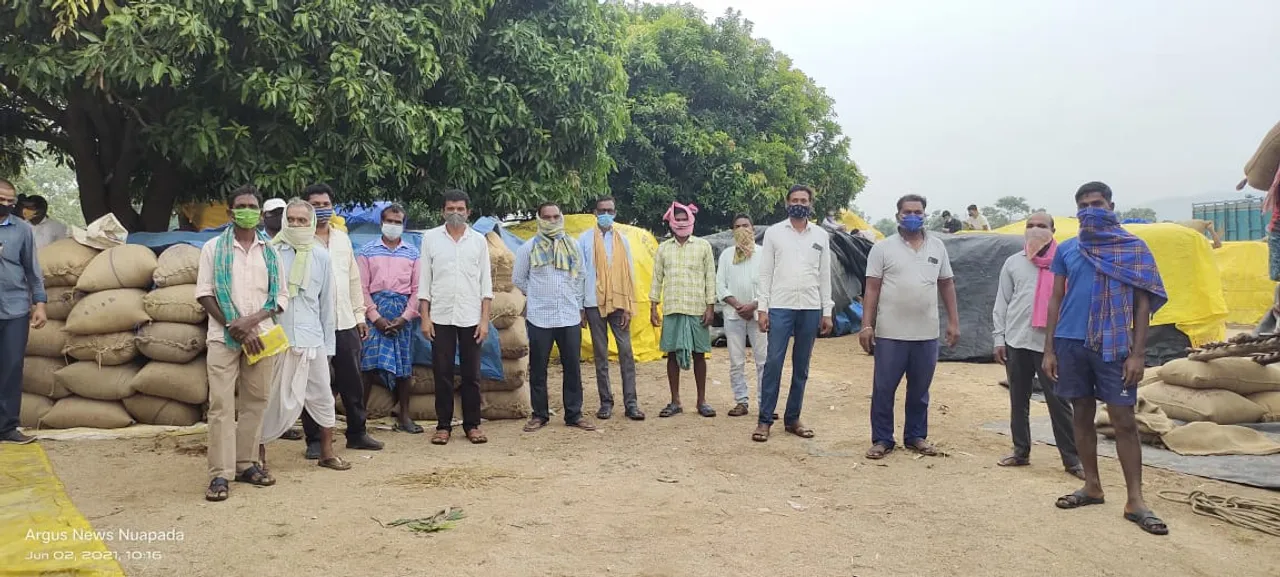  ନୂଆପଡ଼ାରେ ବର୍ଷା, ମଣ୍ଡିରେ ପଡ଼ିଛି ୩୪୩ ଜଣ ଚାଷୀ ୪୧ହଜାର ବସ୍ତା ଧାନ