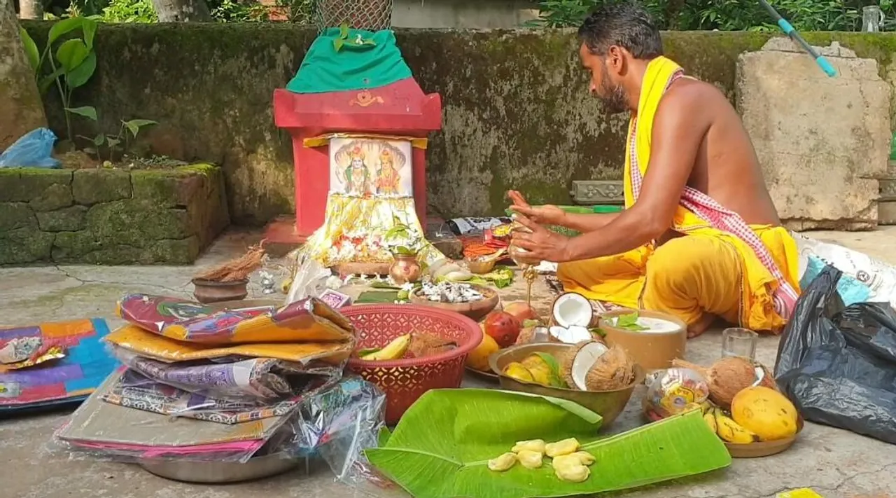  ମନ୍ଦିରରେ ୧୪୪ ଧାରା ଯୋଗୁ ଘରେ ପାଳୁଛନ୍ତି ସାବିତ୍ରୀ ବ୍ରତ