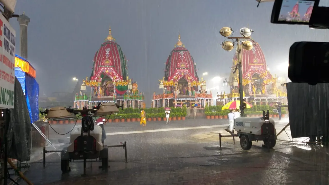  ଶ୍ରୀଜିଉଙ୍କ ସୁନାବେଶ: ପୁରୀରେ ପ୍ରବଳ ବର୍ଷା । (ଫଟୋ: ସୁମନ୍ତ)