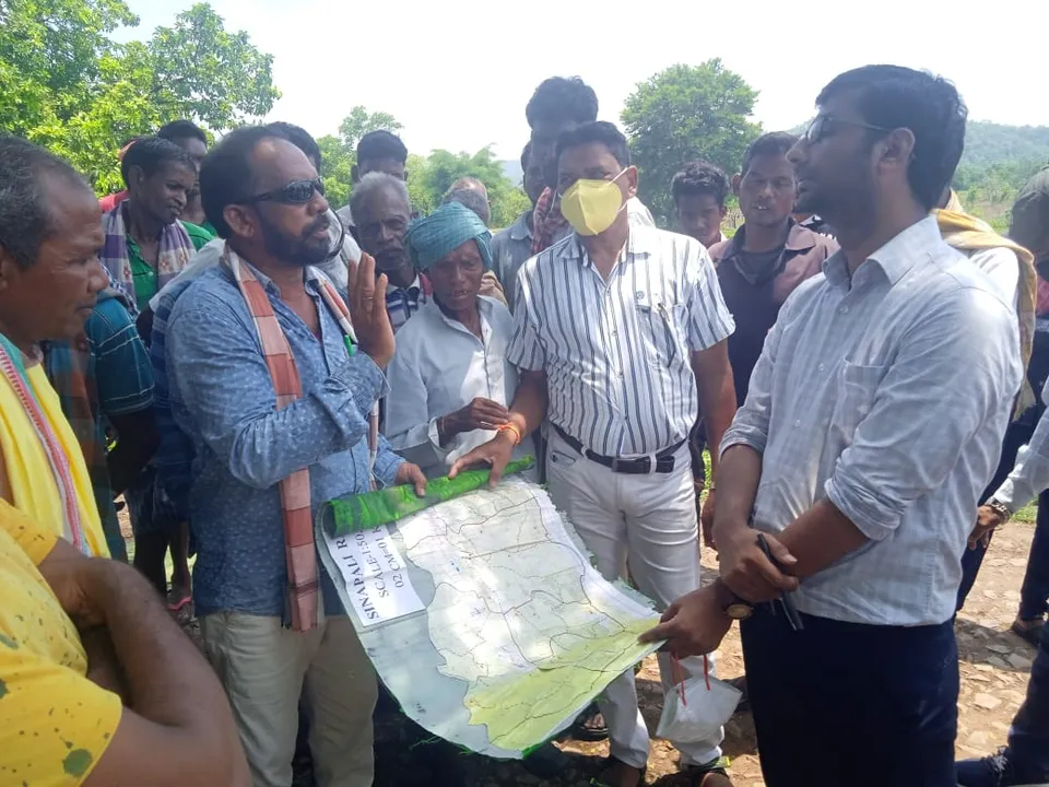  ଖଡ଼ିଆଳ ଡିଏଫ୍‌ଓଙ୍କୁ ୨ ଘଣ୍ଟା ଅଟକ ରଖିଲେ ଗ୍ରାମବାସୀ