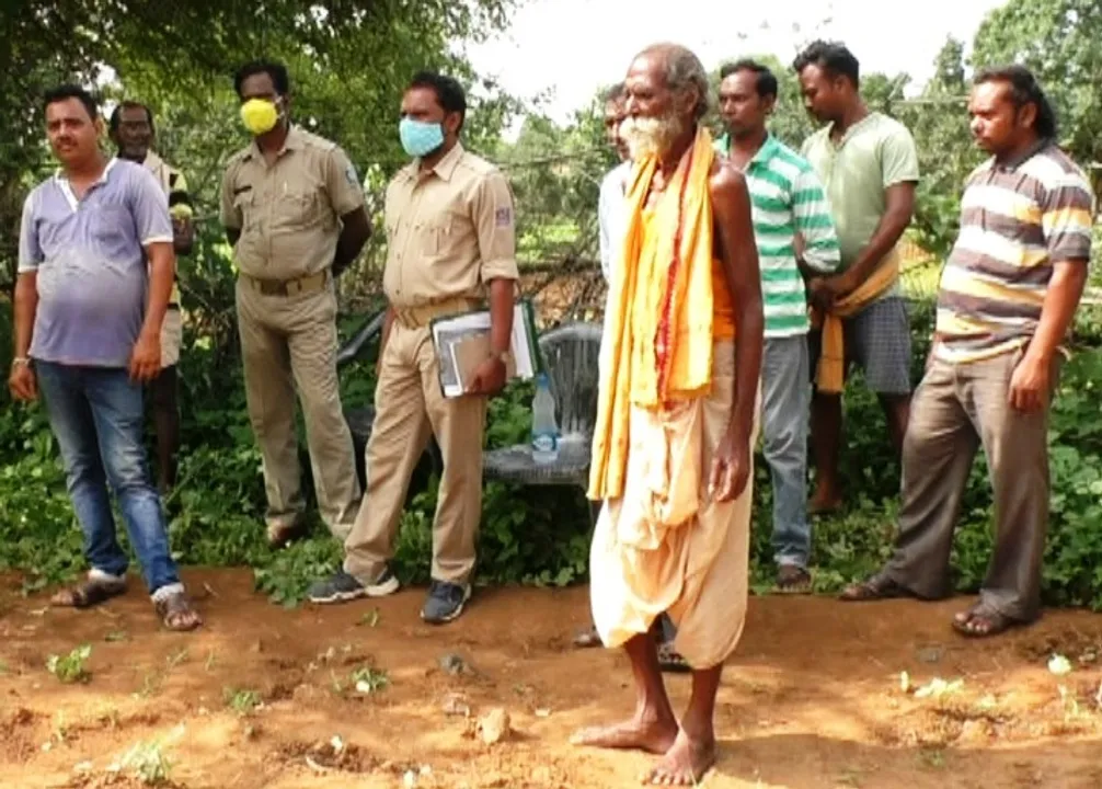  ବରାହମାଲ ଗାଁରେ କଂଗାରୁ କୋର୍ଟ: ଗୁଣିଗାରେଡ଼ି ସନ୍ଦେହରେ ବୃଦ୍ଧଙ୍କୁ ହତ୍ୟା ଅଭିଯୋଗ, ୮ ଅଟକ