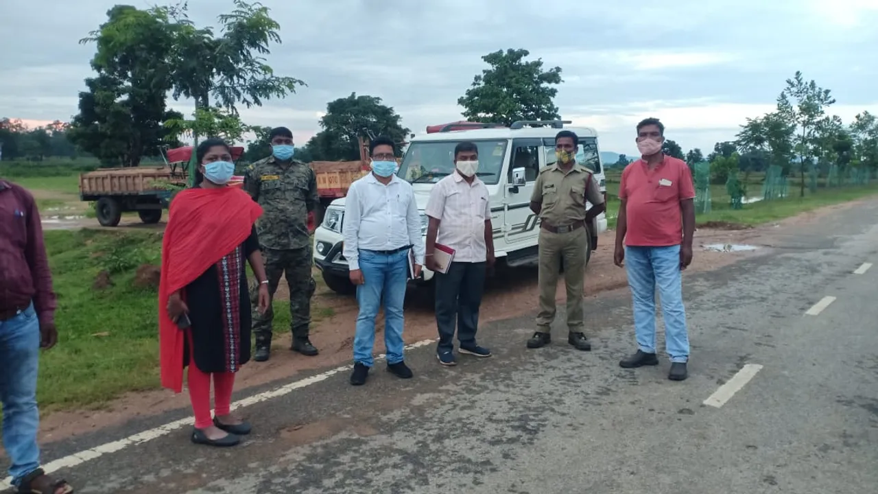  ମିଳିତ ଚଢ଼ଉ: ଦୁଇ ବାଲି ବୋଝେଇ ଟ୍ରାକ୍ଟର ଜବତ