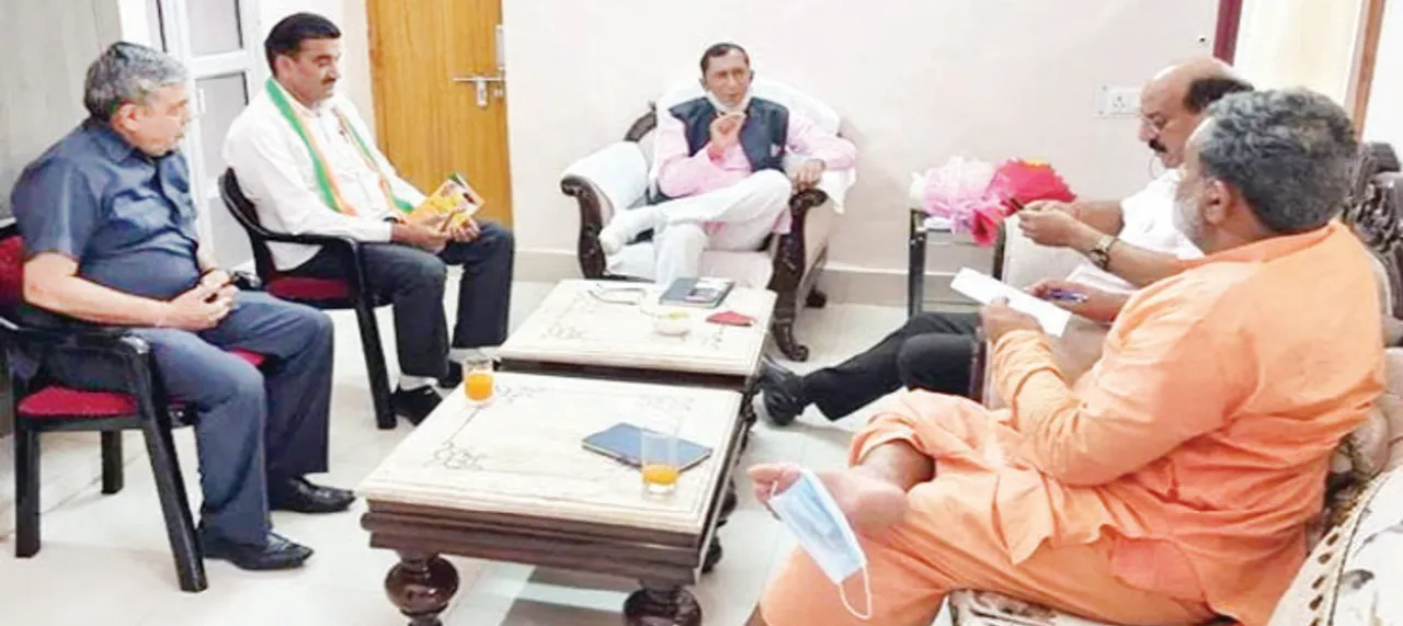  ଉତ୍ତରାଖଣ୍ଡ ମନ୍ତ୍ରୀଙ୍କ ଫଟୋ ଭାଇରାଲ ପାଦ ଅଙ୍ଗୁଳିରେ ଝୁଲାଇଥିଲେ ମାସ୍କ