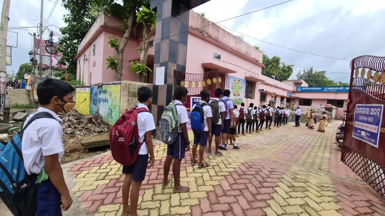  ବଲାଙ୍ଗୀର: ଖୋଲିଲା ସ୍କୁଲ, ଛାତ୍ରଛାତ୍ରୀଙ୍କଠୁ ଶିକ୍ଷକ ସଭିଏଁ ଖୁସ୍‌