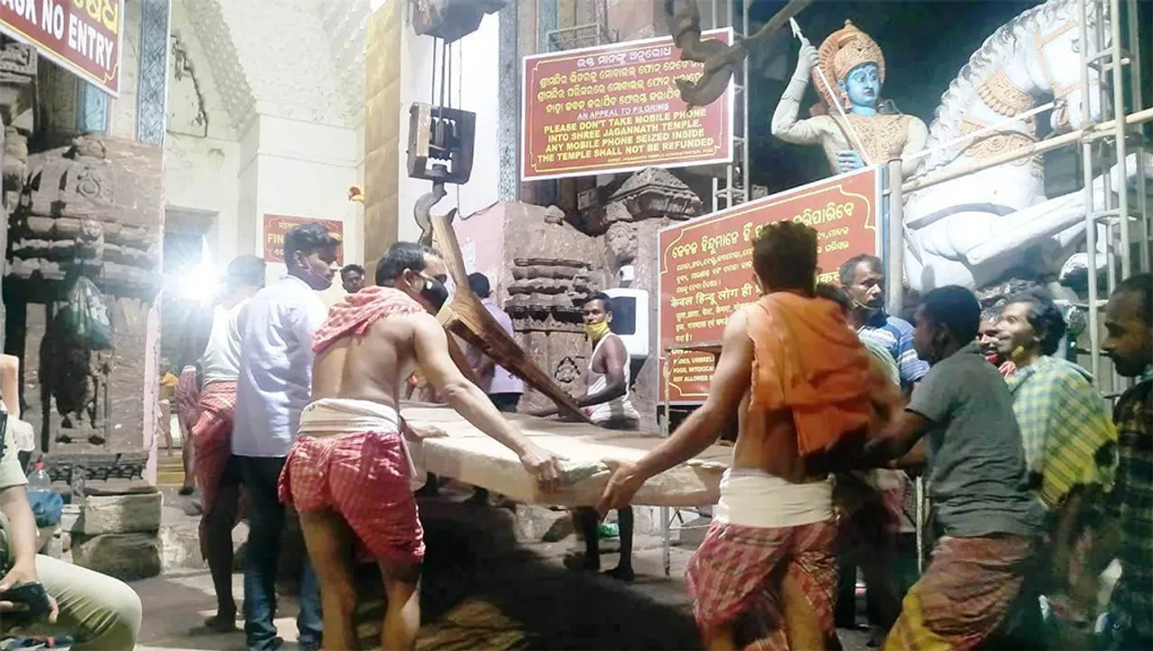  ଶ୍ରୀମନ୍ଦିର ଦ୍ବାରରେ ରୁପା ଚାଦର ଲାଗିବା କାମ ଆରମ୍ଭ, ମନ୍ଦିରକୁ ଗଲା ରୁପା ଚାଦର ସହ ଷ୍ଟିଲ୍‌ ଫ୍ରେମ୍‌  ଓ ନୂଆ କବାଟ