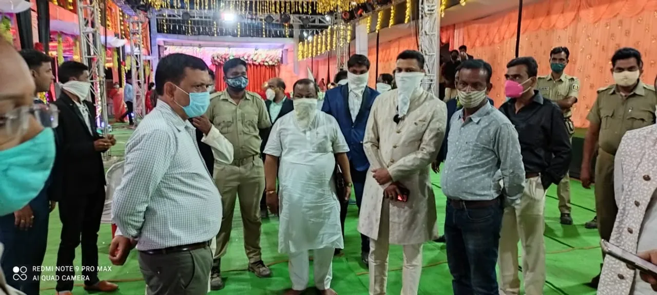  କୋଭିଡ୍‌ ଆଇନ୍‌ ଉଲ୍ଲଂଘନ: ବିବାହ ମଣ୍ଡପରେ ଚଢ଼ଉ, ୨୦ ହଜାର ଜରିମାନା