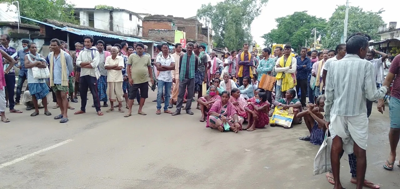  ବୀମା ଟଙ୍କା ଦାବିରେ ତାତିଲେ ଚାଷୀ; ପେକ୍ସରେ ତାଲା ଠୁଙ୍କିଲେ, ମୁଖ୍ୟ ରାସ୍ତା ଅବରୋଧ କଲେ