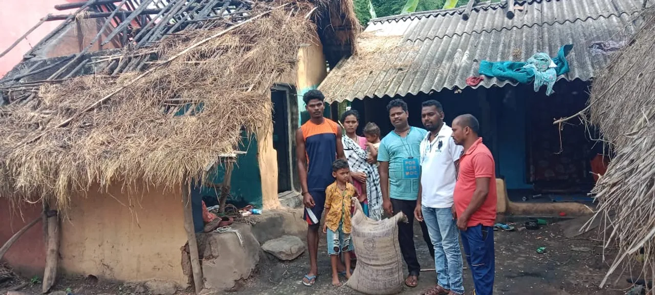  ଅଗ୍ନିକାଣ୍ଡରେ ସର୍ବସ୍ବ ଧ୍ବଂସ, ମୁଣ୍ଡରେ ହାତ ଦେଇ ବସିଲେ ପରିବାର