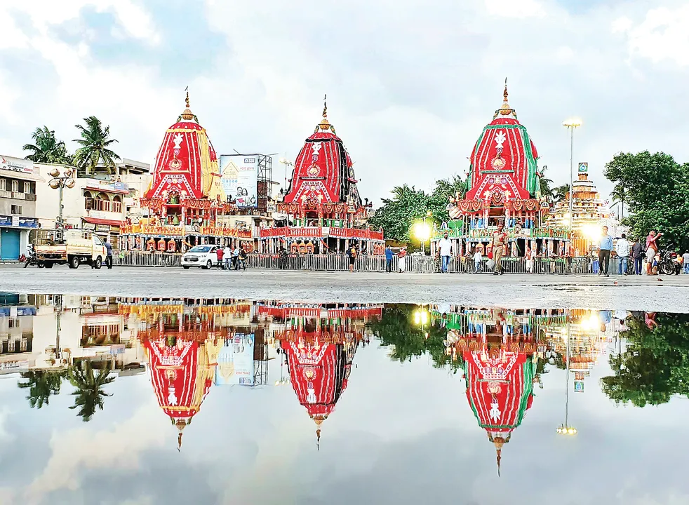  ଶ୍ରୀଗୁଣ୍ଡିଚା ମନ୍ଦିର ସାମ୍ନାରେ ପାଣିରେ ପ୍ରତିବିମ୍ବିତ ହେଉଛି ତିନି ରଥ 