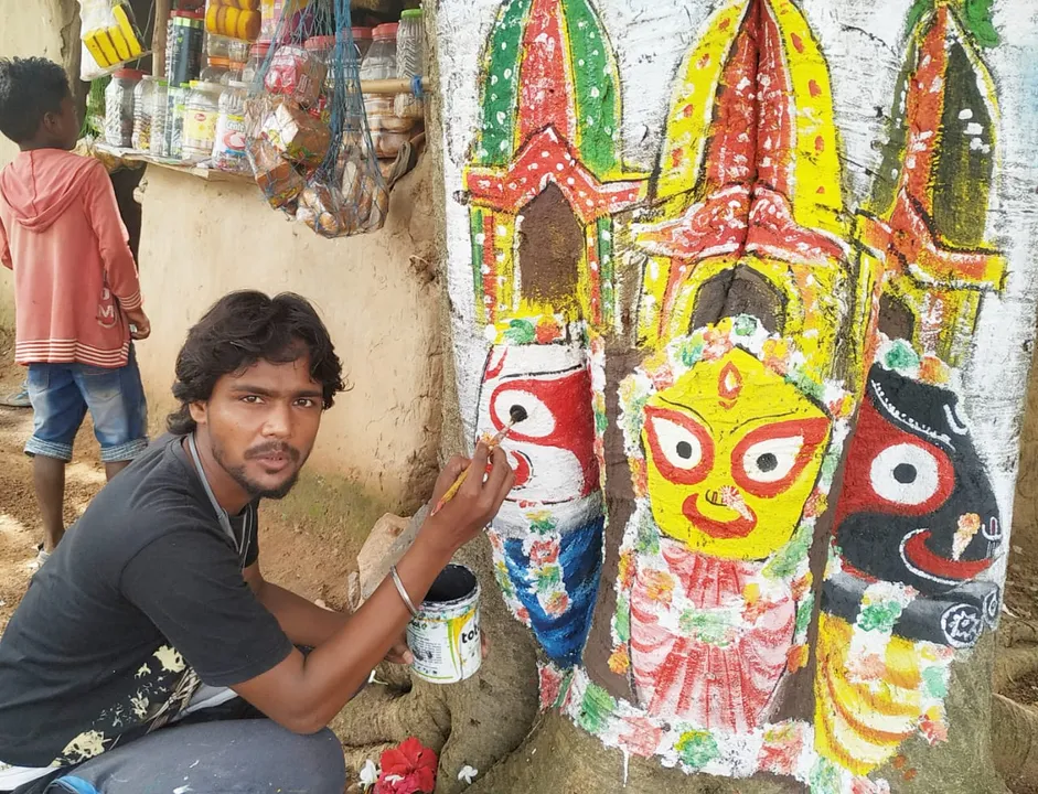  ଶିଳ୍ପୀଙ୍କ ସର୍ଜନା: ବୃକ୍ଷରେ ଶୋଭା ପାଇଲେ ତିନି ଠାକୁର। (ଫଟୋ: ରାଜକିଶୋର ଦାଶ, ବାରିପଦା)