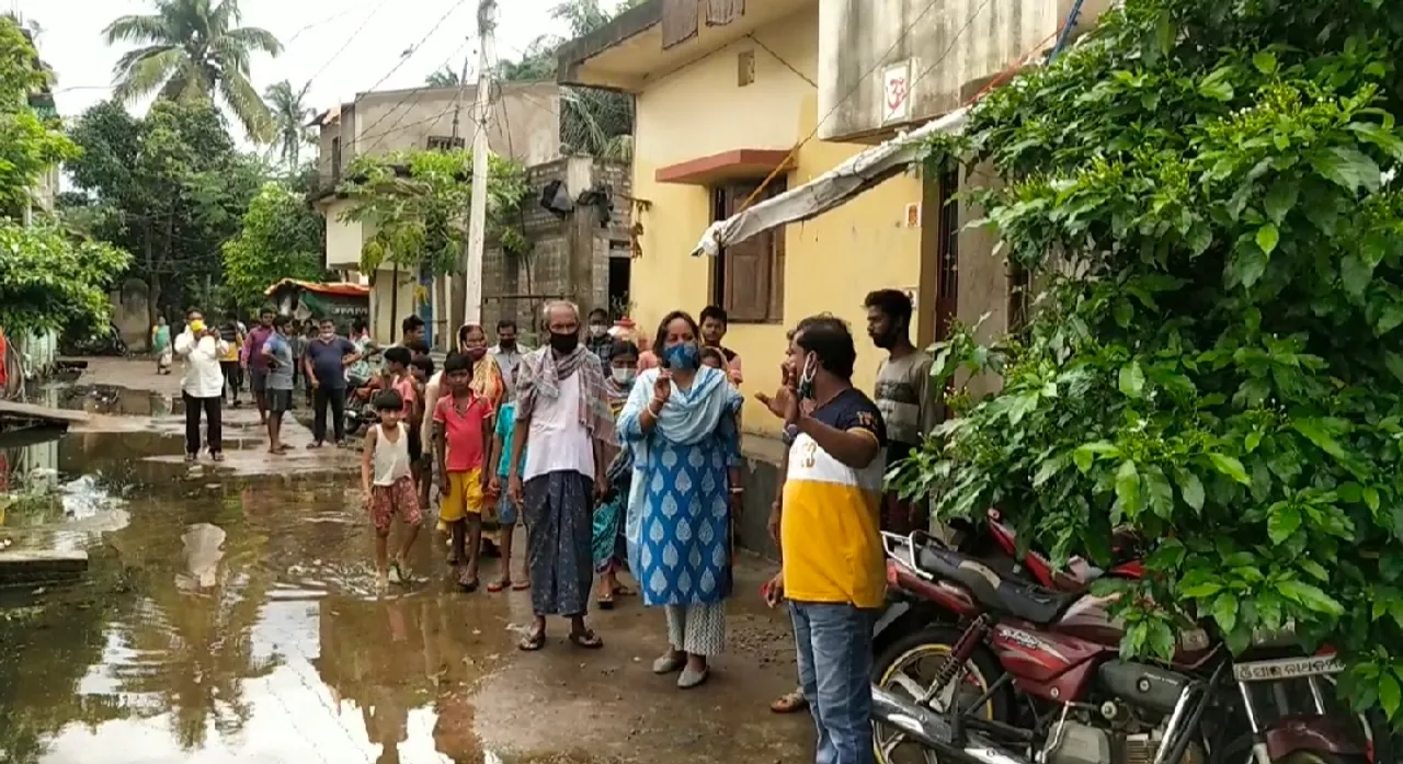  ବୈଷୟିକ ଦିଗକୁ ଗୁରୁତ୍ୱ ନ ଦେଇ ଡ୍ରେନ ନିର୍ମାଣ; ଅସରାଏ ବାର୍ଷାରେ ବୁଡ଼ିଲା ଘର