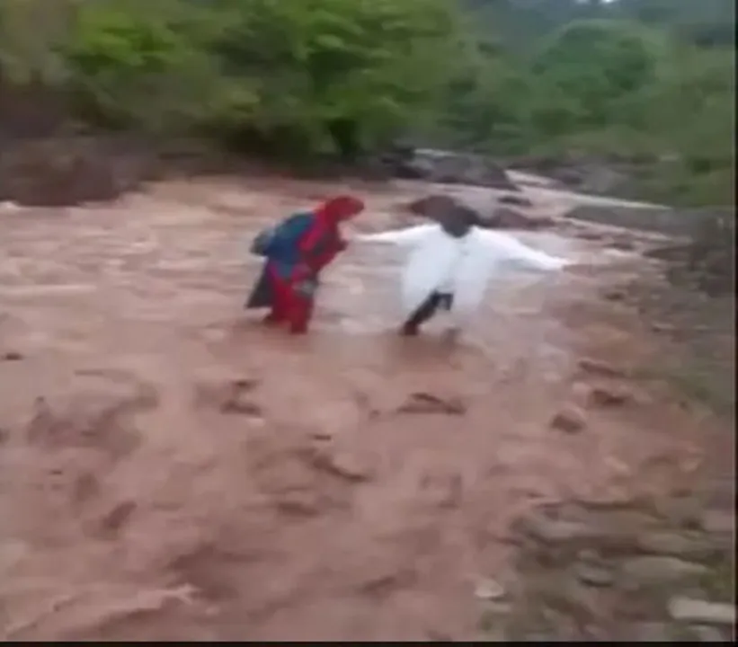  ଲୋକଙ୍କୁ ଟିକା ଦେବା ପାଇଁ ନିଜ ଜୀବନକୁ ବାଜି ଲଗାଇ ନଦୀ ପାର ହେଲେ ସ୍ବାସ୍ଥ୍ୟକର୍ମୀ