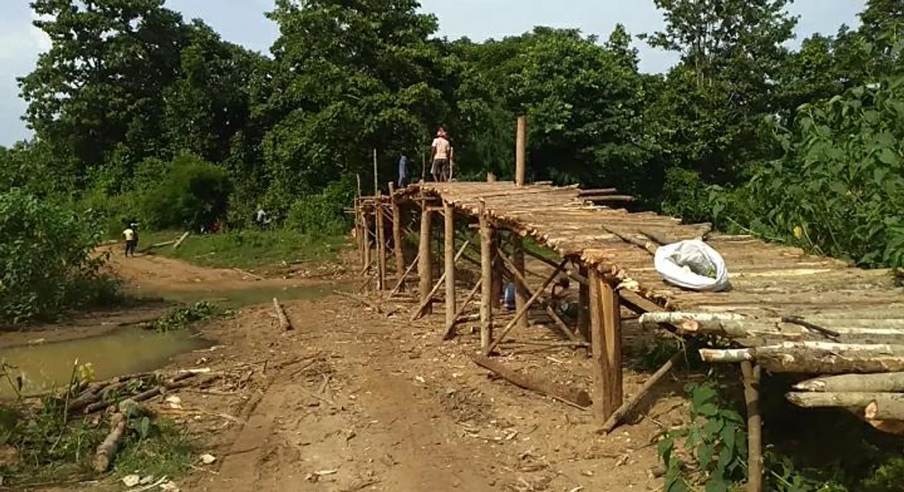  ଗୁହାରି ଶୁଣିଲାନି ପ୍ରଶାସନ, କାଠ ପୋଲ ତିଆରି କଲେ ଗ୍ରାମବାସୀ