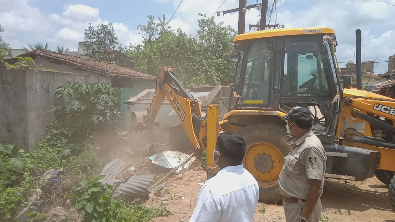 ତୁଷୁରା: ରାସ୍ତା ପ୍ରଶସ୍ତୀକରଣ ପାଇଁ ଜବରଦଖଲ ଉଚ୍ଛେଦ ଆରମ୍ଭ