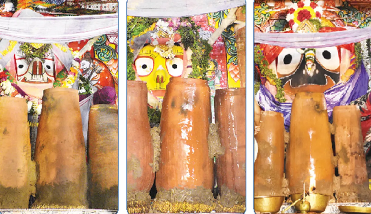  ସିଂହଦ୍ବାରରେ ରଥାରୂଢ଼ ଶ୍ରୀବିଗ୍ରହଙ୍କ ସମ୍ମୁଖରେ ଗୁରୁବାର ଦିନ ଅଧରପଣା ନୀତି ସମ୍ପନ୍ନ ହେଉଛି 