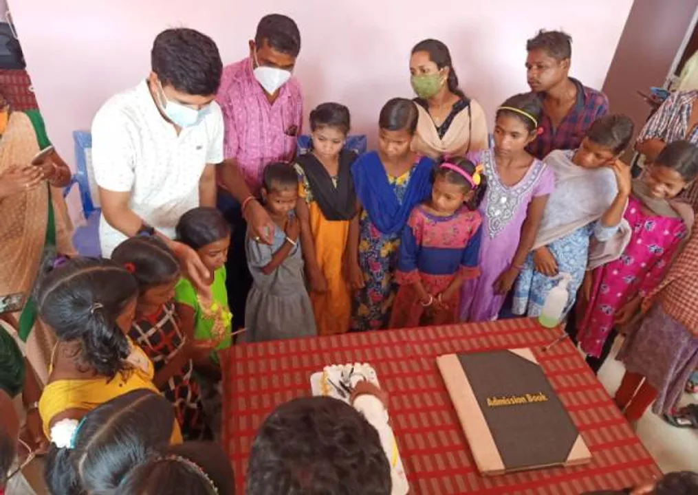  ଜନଜାତି ଝିଅମାନଙ୍କୁ ସ୍କୁଲ୍‌ରେ ନାମ ଲେଖାଇଲା ପ୍ରଶାସନ